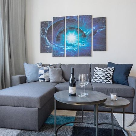 Bright And Spacious Attic Apartment Прага Экстерьер фото