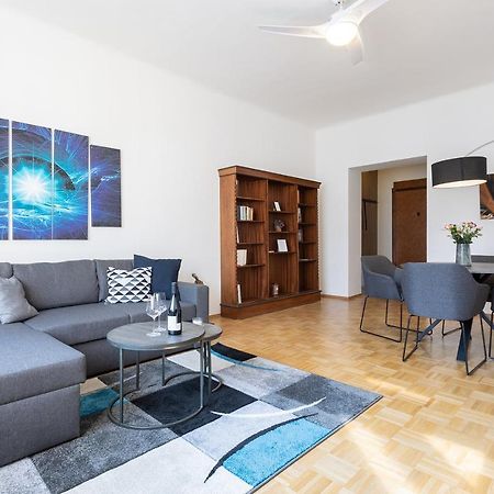 Bright And Spacious Attic Apartment Прага Экстерьер фото