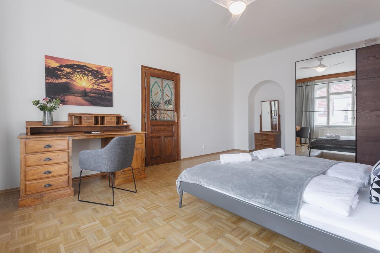 Bright And Spacious Attic Apartment Прага Экстерьер фото