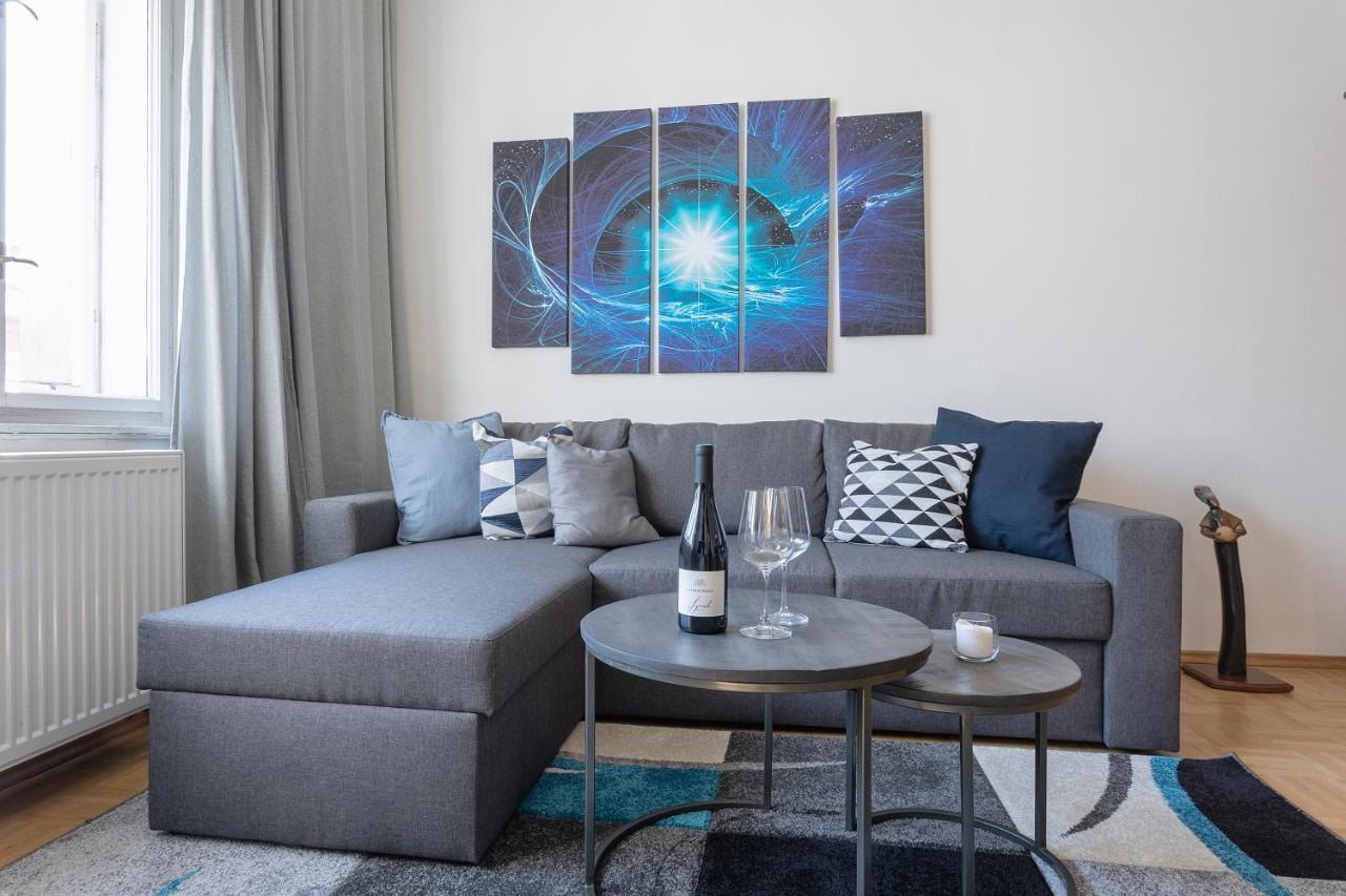 Bright And Spacious Attic Apartment Прага Экстерьер фото