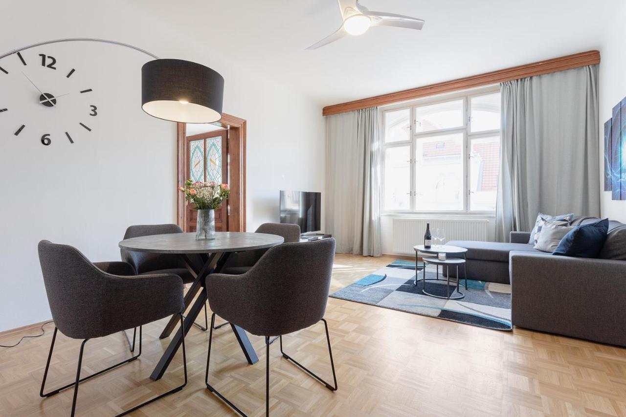 Bright And Spacious Attic Apartment Прага Экстерьер фото