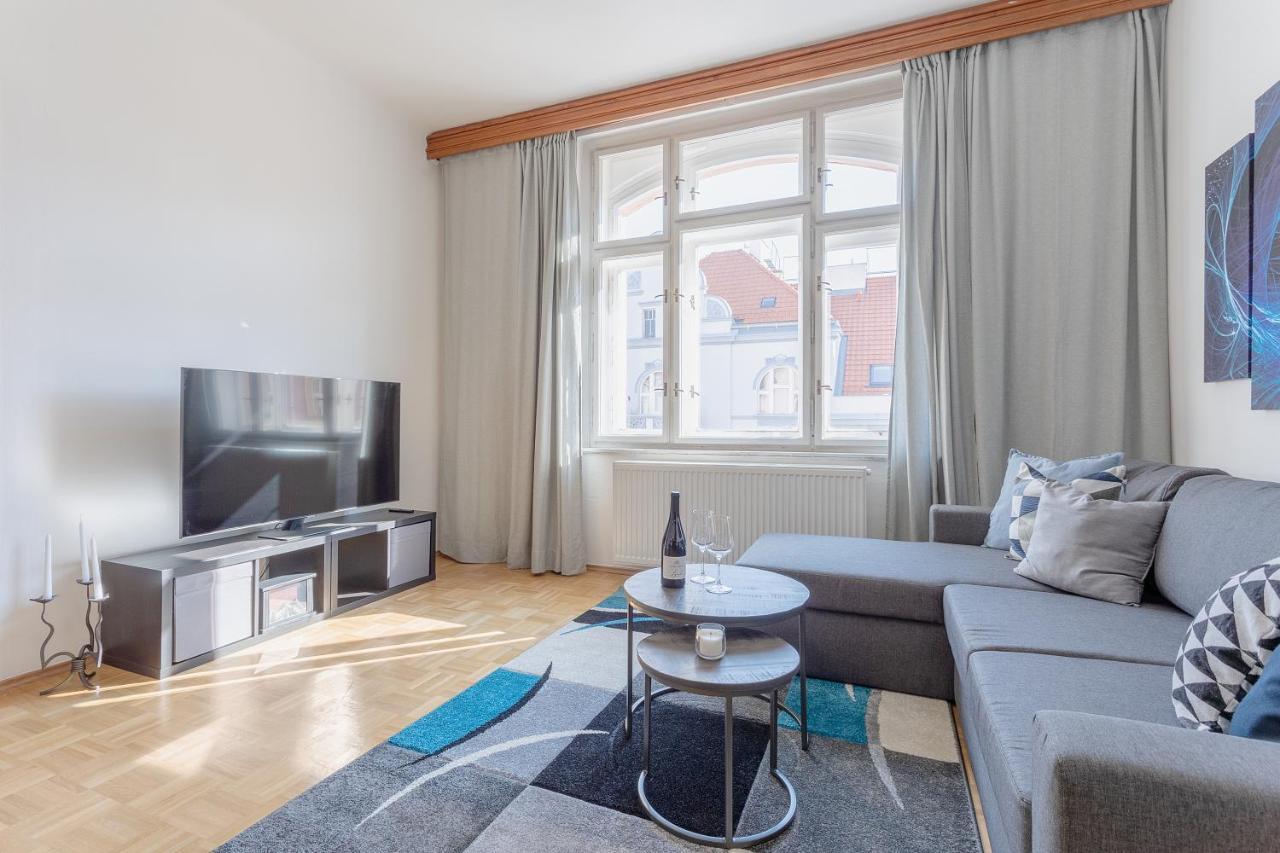 Bright And Spacious Attic Apartment Прага Экстерьер фото