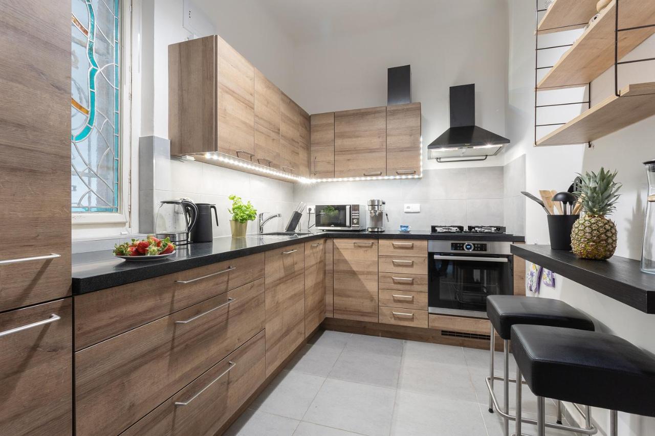 Bright And Spacious Attic Apartment Прага Экстерьер фото