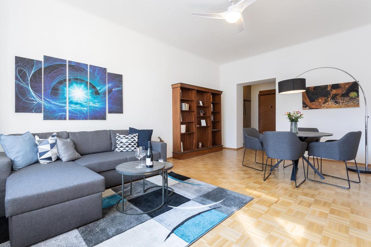 Bright And Spacious Attic Apartment Прага Экстерьер фото