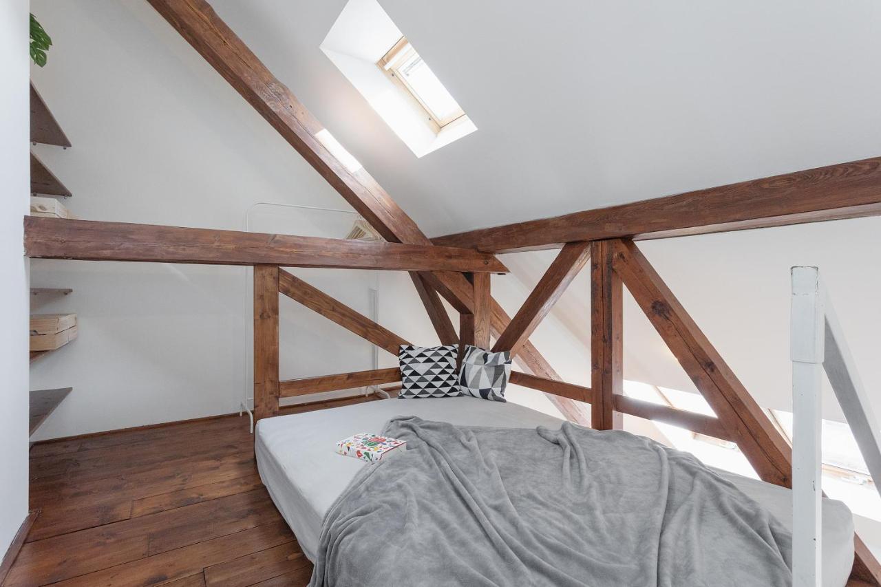 Bright And Spacious Attic Apartment Прага Экстерьер фото