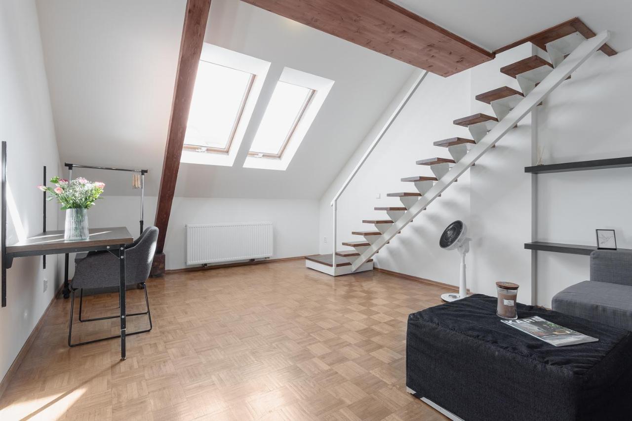 Bright And Spacious Attic Apartment Прага Экстерьер фото