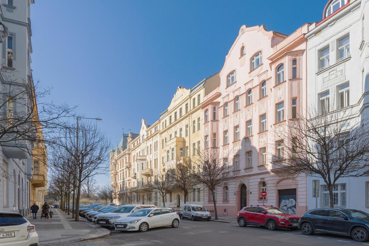 Bright And Spacious Attic Apartment Прага Экстерьер фото