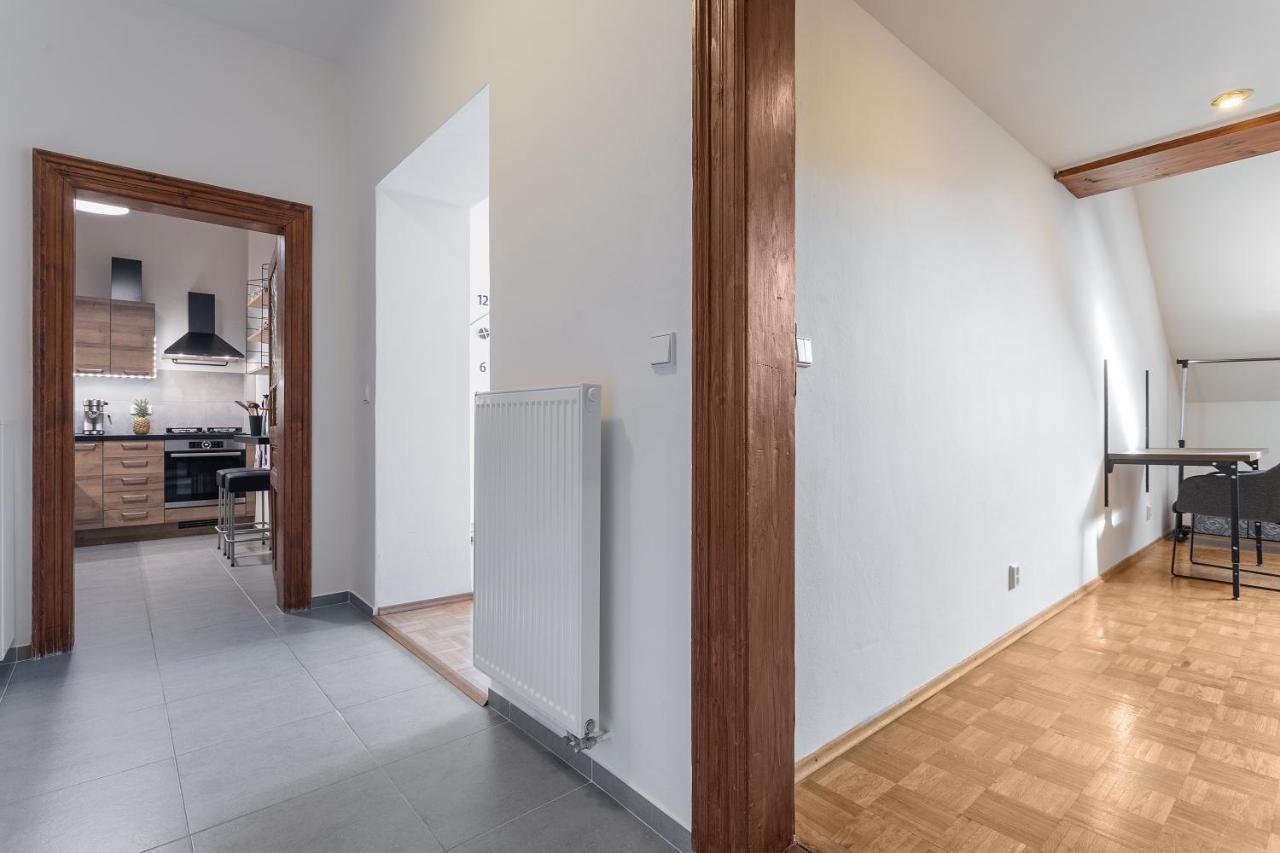 Bright And Spacious Attic Apartment Прага Экстерьер фото