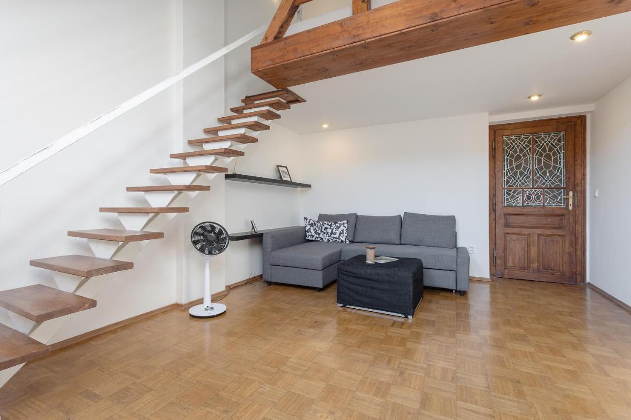 Bright And Spacious Attic Apartment Прага Экстерьер фото
