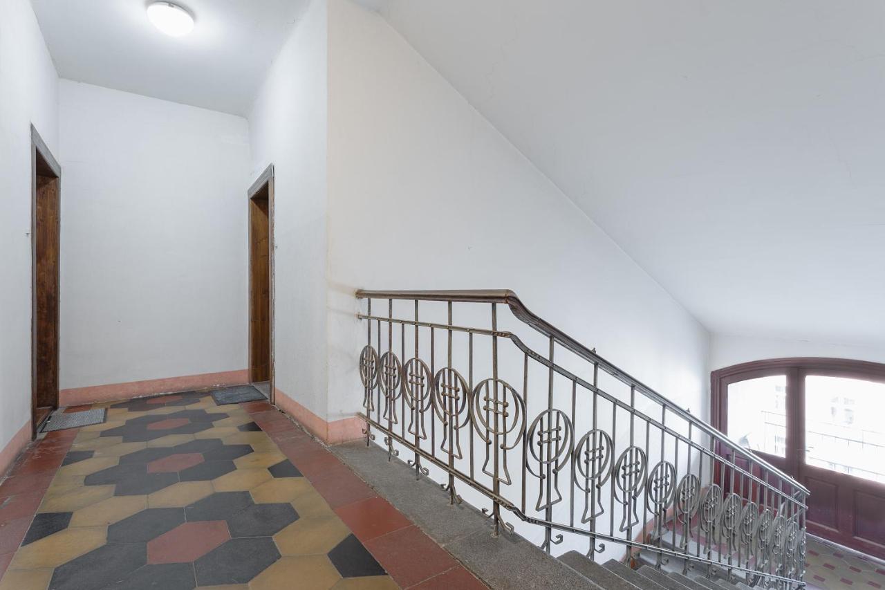 Bright And Spacious Attic Apartment Прага Экстерьер фото