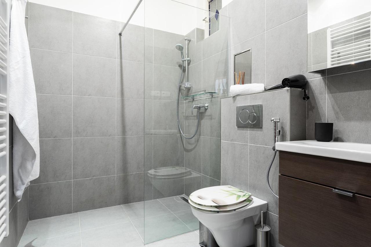 Bright And Spacious Attic Apartment Прага Экстерьер фото