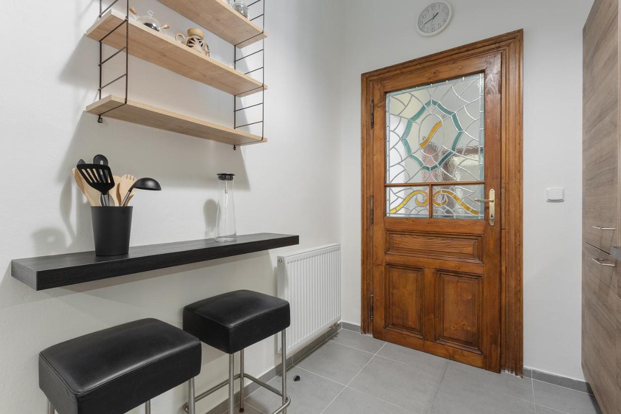 Bright And Spacious Attic Apartment Прага Экстерьер фото