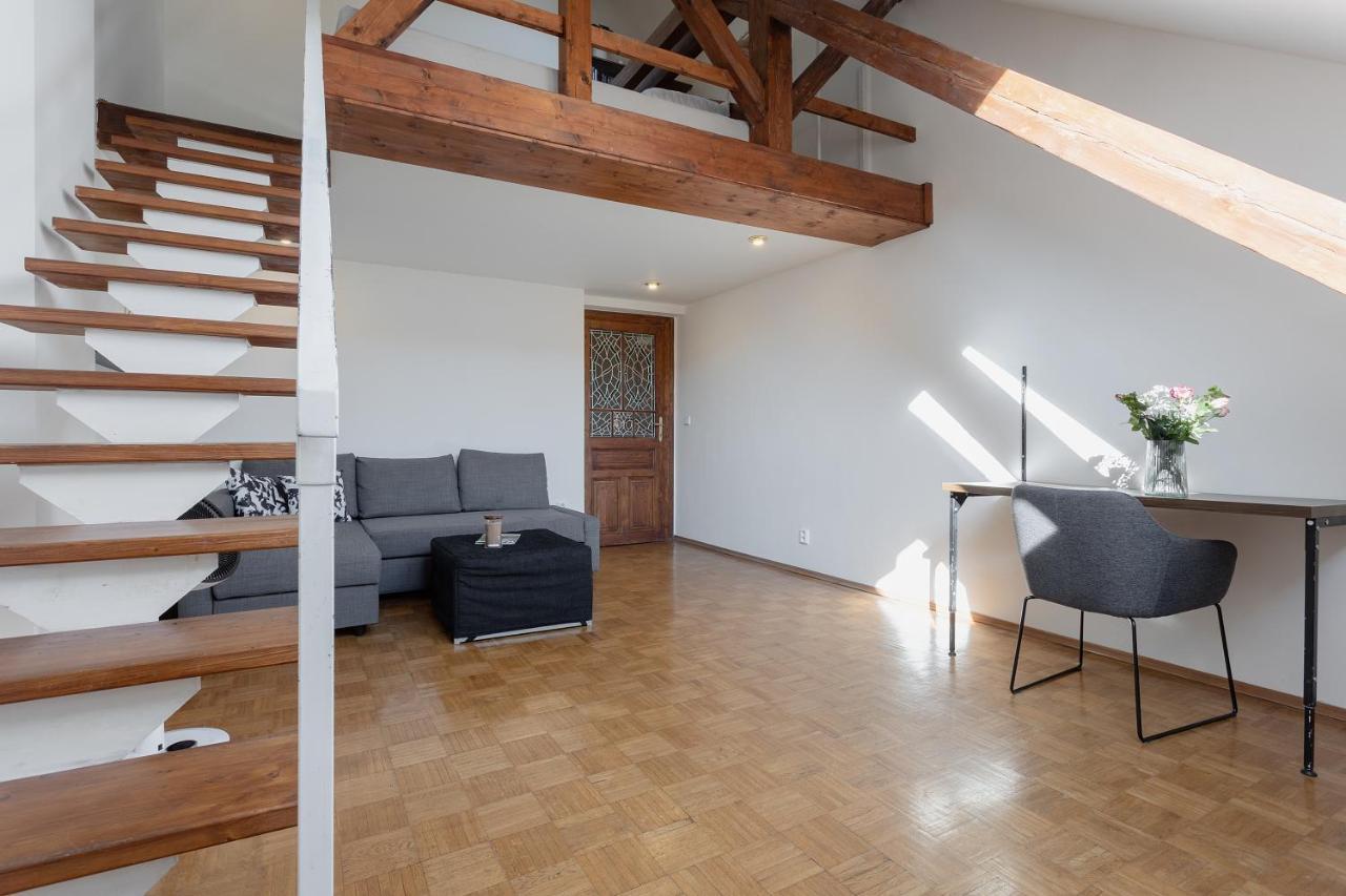 Bright And Spacious Attic Apartment Прага Экстерьер фото
